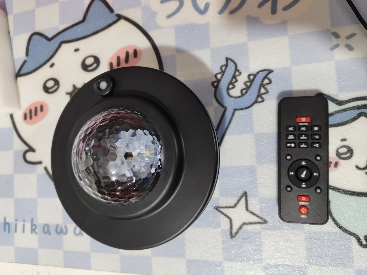 Sternenhimmel Projektor mit Bluetooth Lautsprecher in einem dunklen Zimmer