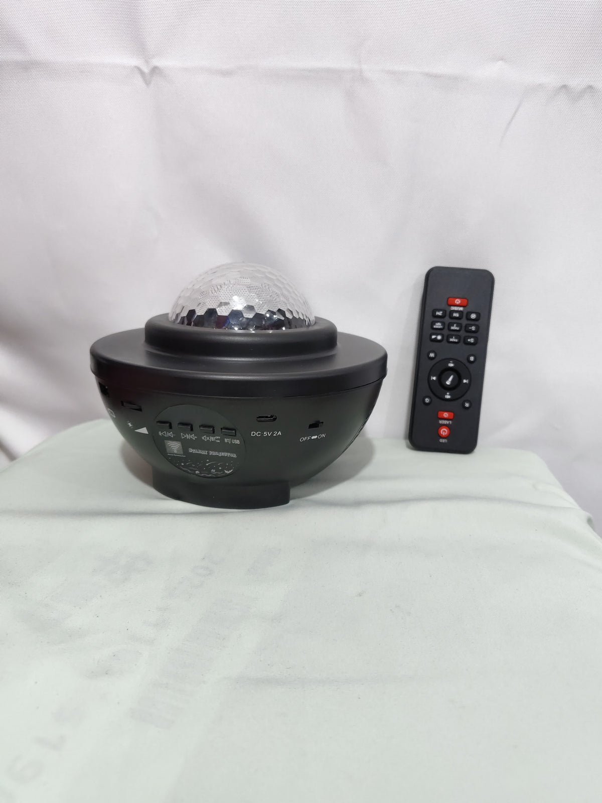 Sternenhimmel Projektor mit Bluetooth Lautsprecher in einem dunklen Zimmer