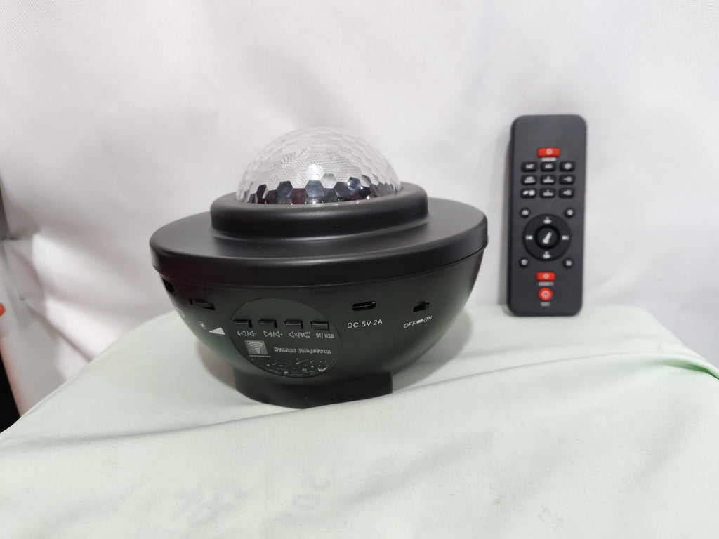 Sternenhimmel Projektor mit Bluetooth Lautsprecher in einem dunklen Zimmer