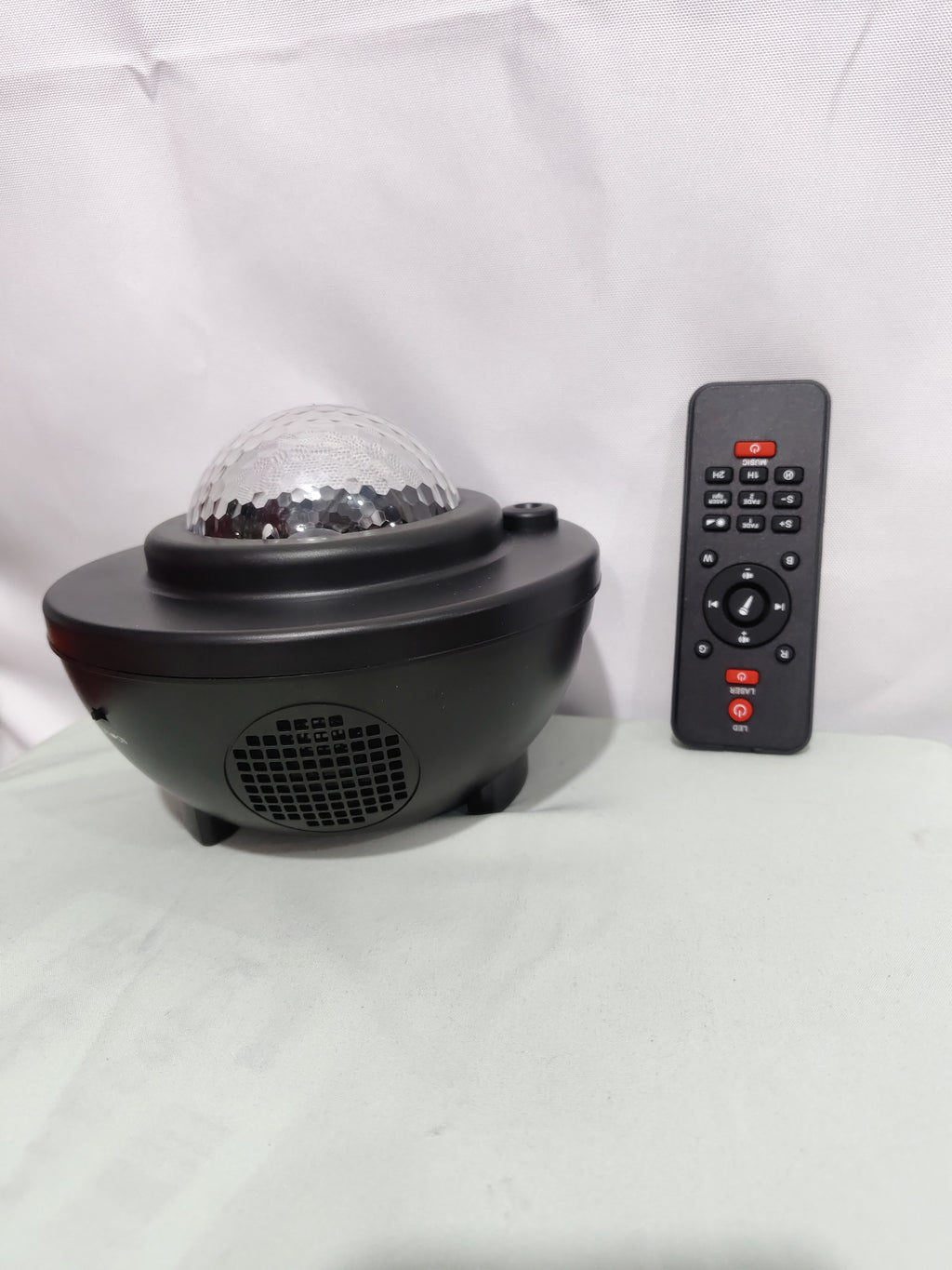 Sternenhimmel Projektor mit Bluetooth Lautsprecher in einem dunklen Zimmer