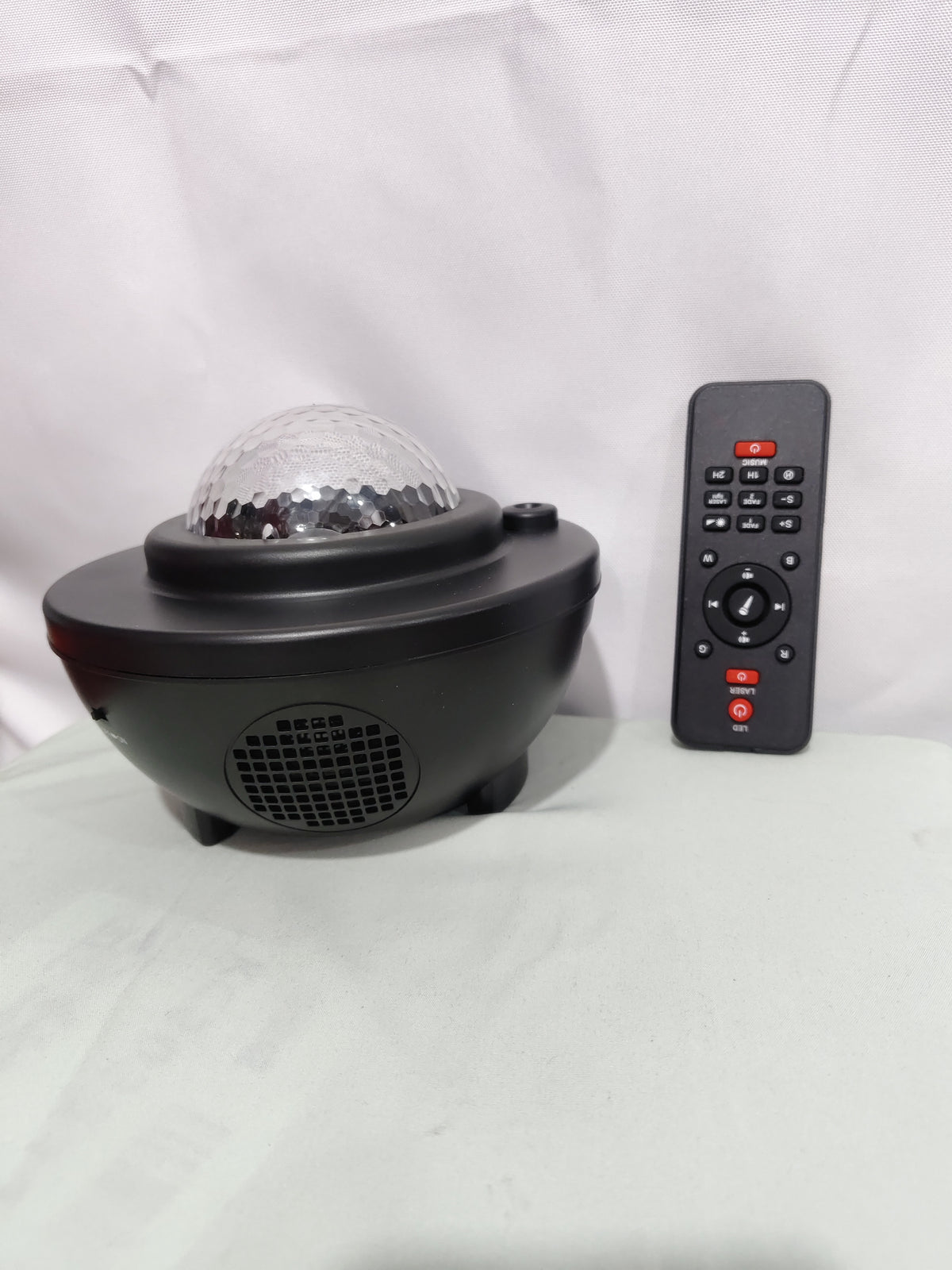 Sternenhimmel Projektor mit Bluetooth Lautsprecher in einem dunklen Zimmer